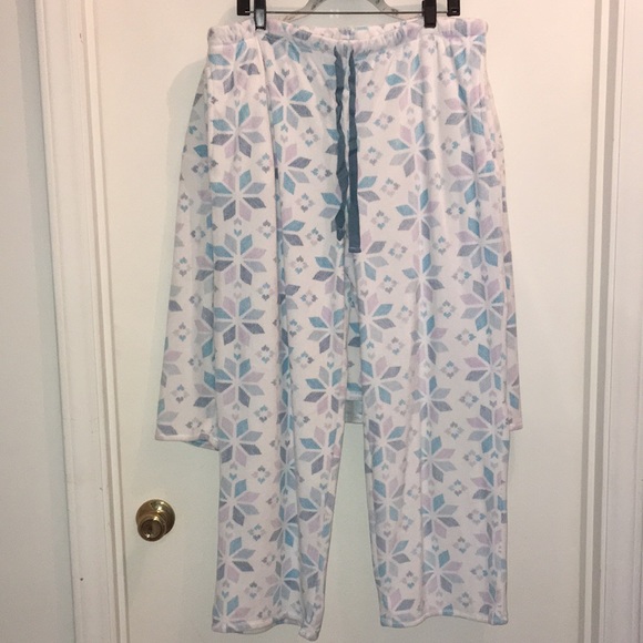 JACLYN SMITH FLEECE PAJAMAS - Picture 2 of 5